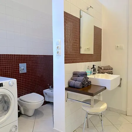 Stunning 150m2 3-bedroom With Balcony * בודפשט