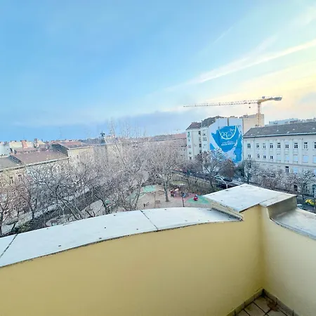 Stunning 150m2 3-bedroom With Balcony דירה בודפשט