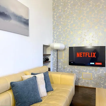 Stunning 150m2 3-bedroom With Balcony דירה *