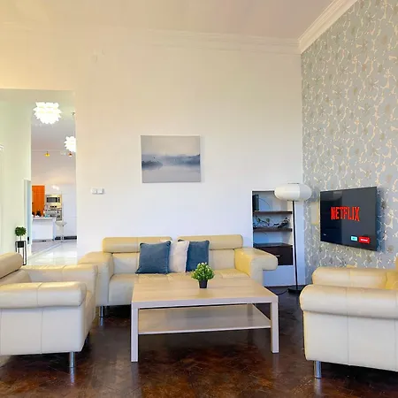 Stunning 150m2 3-bedroom With Balcony דירה *