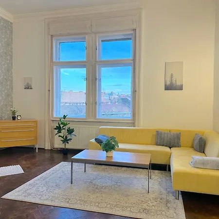 Stunning 150m2 3-bedroom With Balcony *