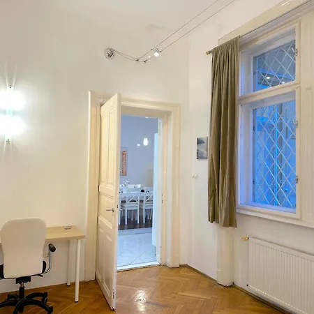 Stunning 150m2 3-bedroom With Balcony דירה *