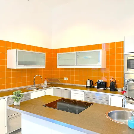 Apartment Stunning 150m2 3-bedroom With Balcony *