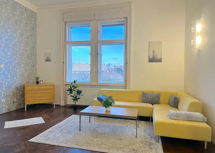 Stunning 150m2 3-bedroom With Balcony *