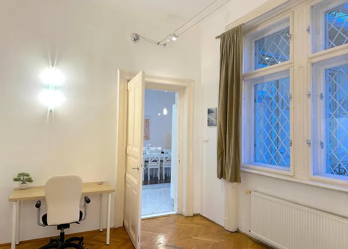 Stunning 150m2 3-bedroom With Balcony דירה *