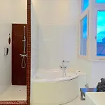 Apartment Stunning 150m2 3-bedroom With Balcony