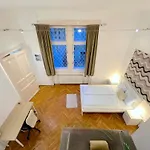 Apartment Stunning 150m2 3-bedroom With Balcony